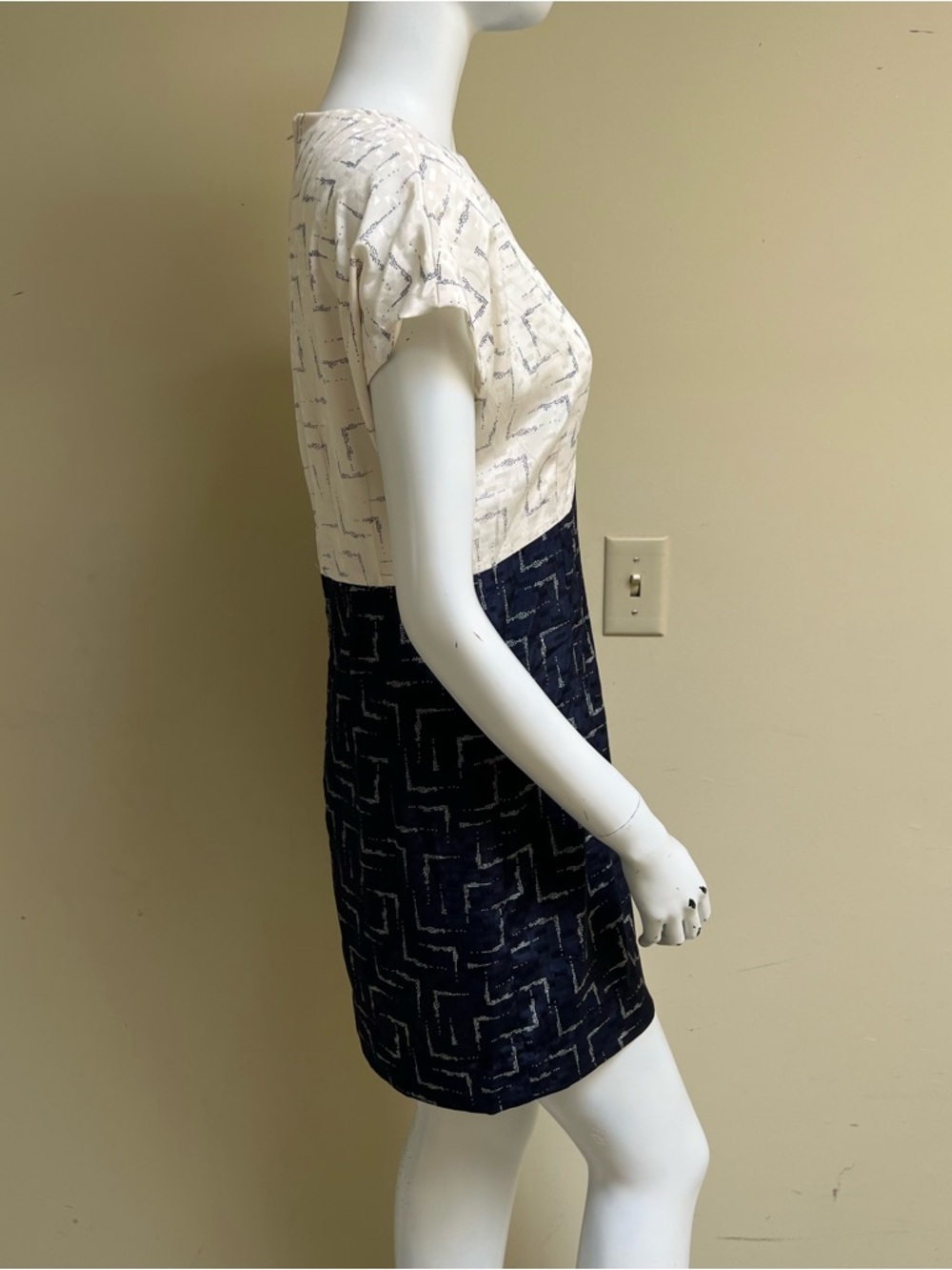 Vintage Printed Shift Dress - Picture 2 of 8